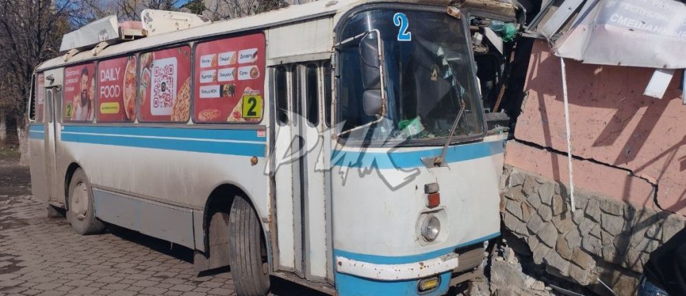 Иван Приходько: Поврежденный ударом БПЛА украинских нацистов автобус в жилом массиве «Комсомолец»