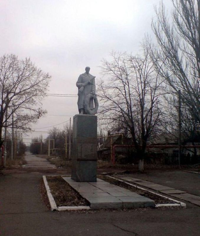 Роман Конев: Братская могила советских воинов вблизи Дворца культуры «Ветеран»