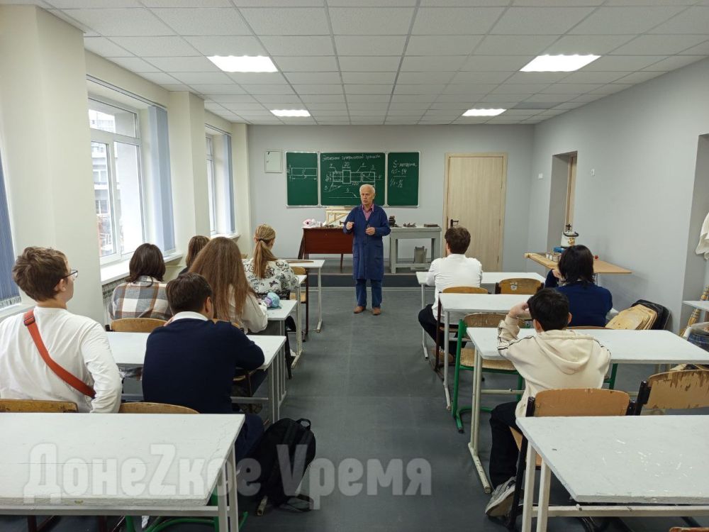 О питании, очном обучении и других проблемах: глава ДНР провел прямой эфир для родителей школьников