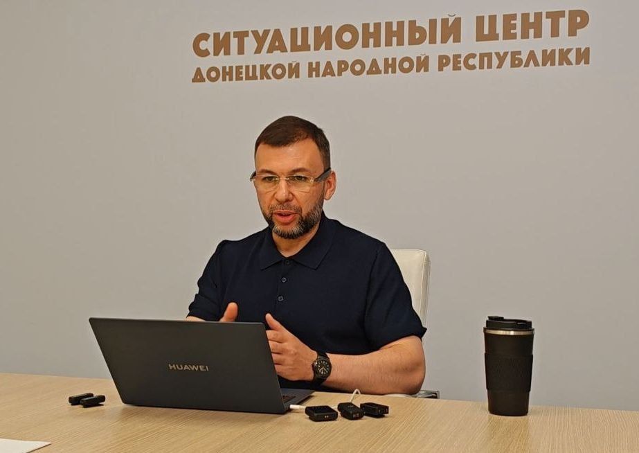 Роман Конев: Денис Пушилин в формате прямого эфира рассказал о развитии образования и мерах защиты детей в Республике