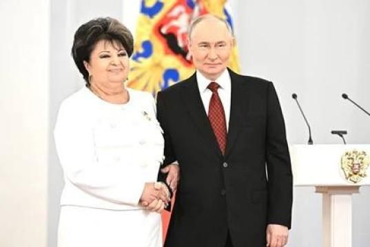 Первая в ДНР: Владимир Путин вручил золотую медаль «Героя труда России» врачу Горловской больницы Нелле Якуненко