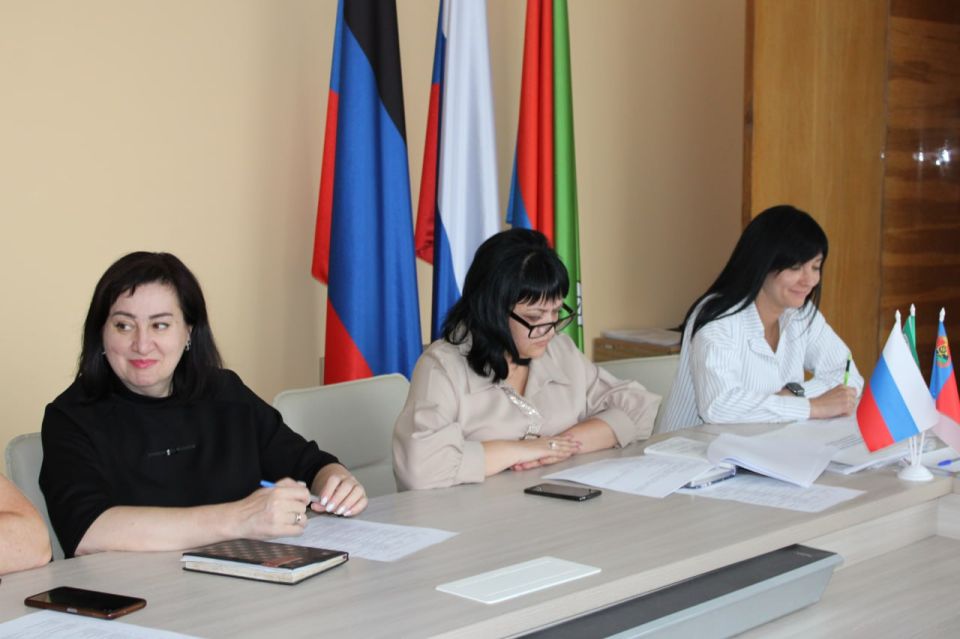 Роман Конев: В среду, 2 июля, принял участие в заседании рабочей группы по отбору кандидатов для формирования состава общественного совета муниципального образования городского округа Горловка Донецкой Народной Республики... Роман Конев: В среду, 2 июля, принял участие в заседании рабочей группы по отбору кандидатов для формирования состава общественного совета муниципального образования городского округа Горловка Донецкой Народной Республики...