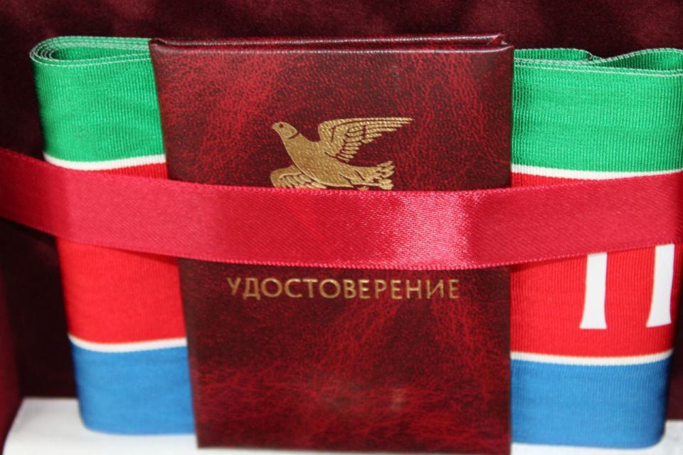 Иван Приходько: Вдове погибшего военнослужащего ВС РФ были переданы атрибуты звания Почетного гражданина города Горловка Иван Приходько: Вдове погибшего военнослужащего ВС РФ были переданы атрибуты звания Почетного гражданина города Горловка