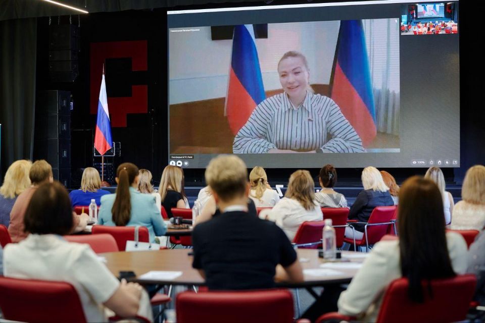 Горловчанка получила диплом программы «Женщина-лидер. Донбасс и Новороссия 2.0» Горловчанка получила диплом программы «Женщина-лидер. Донбасс и Новороссия 2.0»