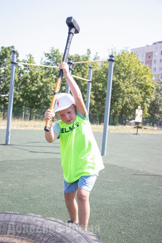 Соревновались и взрослые, и дети: в ДНР прошел отборочный этап всероссийской игры «Семейная Зарница» Соревновались и взрослые, и дети: в ДНР прошел отборочный этап всероссийской игры «Семейная Зарница»