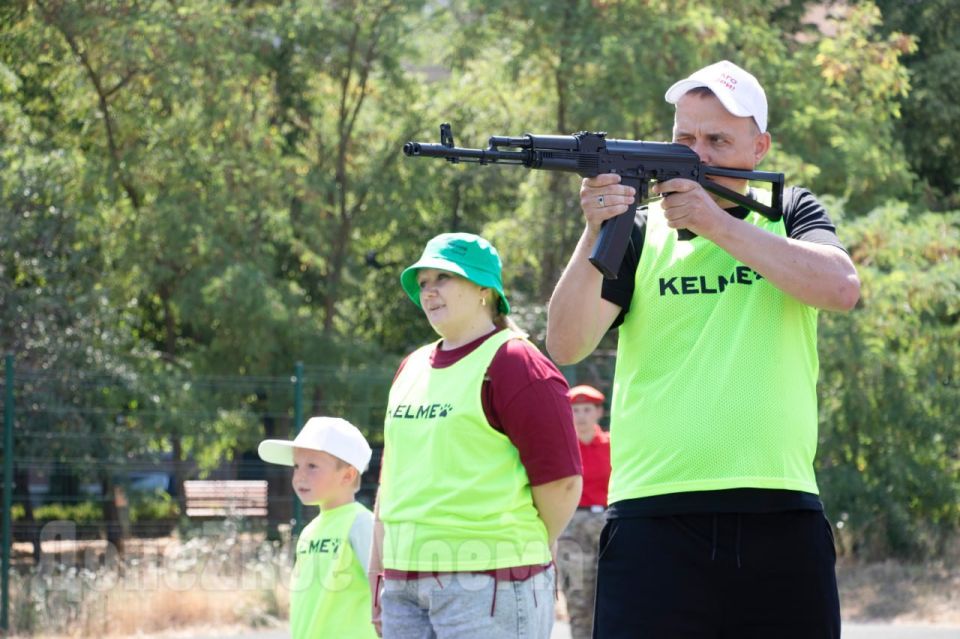 Соревновались и взрослые, и дети: в ДНР прошел отборочный этап всероссийской игры «Семейная Зарница» Соревновались и взрослые, и дети: в ДНР прошел отборочный этап всероссийской игры «Семейная Зарница»