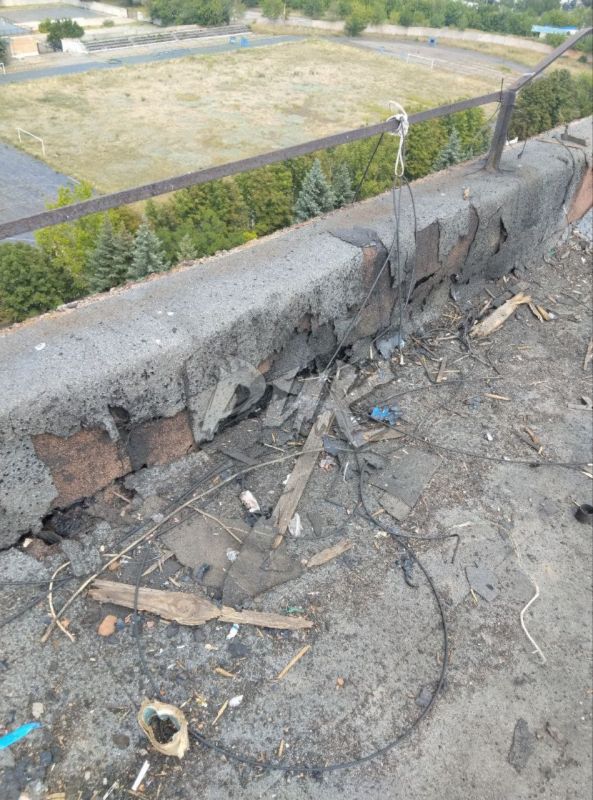 Иван Приходько: Последствия сброса взрывоопасного предмета с БПЛА украинских террористов на кровлю одного из домов в жилом массиве «Комсомолец» (Никитовский район Горловки) Иван Приходько: Последствия сброса взрывоопасного предмета с БПЛА украинских террористов на кровлю одного из домов в жилом массиве «Комсомолец» (Никитовский район Горловки)