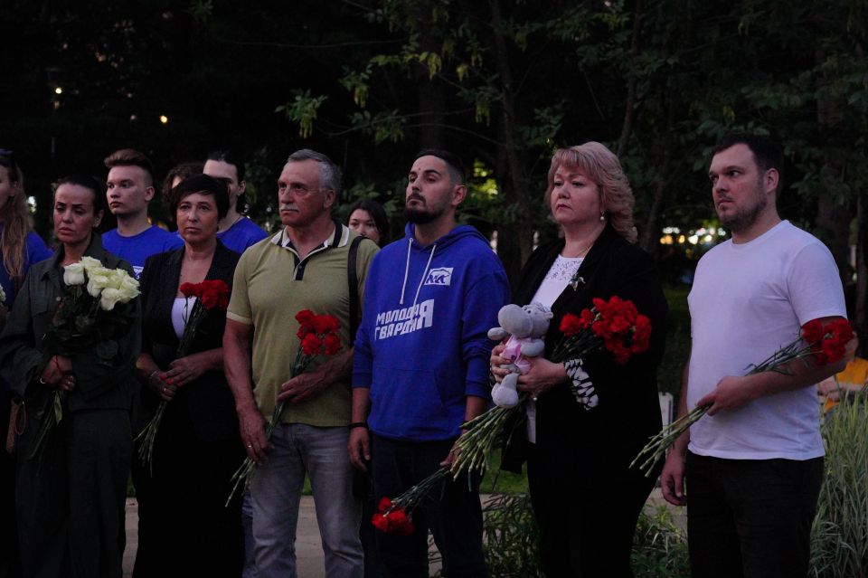 На кануне Дня памяти детей – жертв войны в Донбассе Вице-премьер Ольга Макеева с «Молодой Гвардией» Москвы зажгла свечу памяти