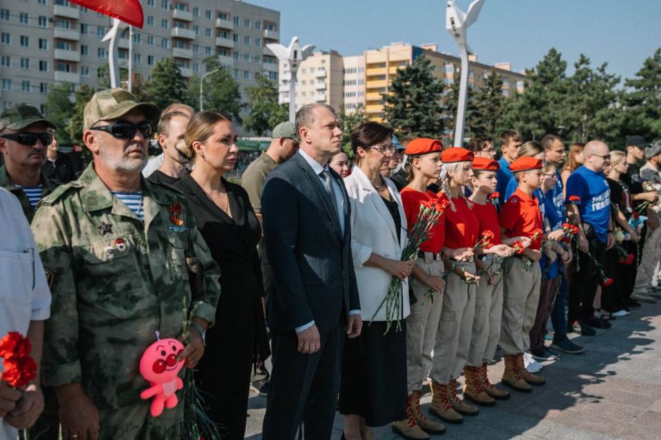 В Мариуполе минутой молчания почтили память всех детей, погибших от агрессии ВСУ