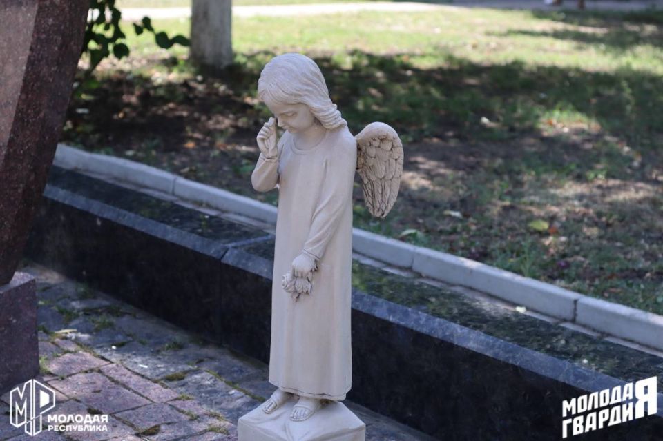 Мы помним!. В День памяти детей-жертв войны в Донбассе Молодёжка Горловки возложила цветы, в честь тех, чьи жизни закончились слишком рано