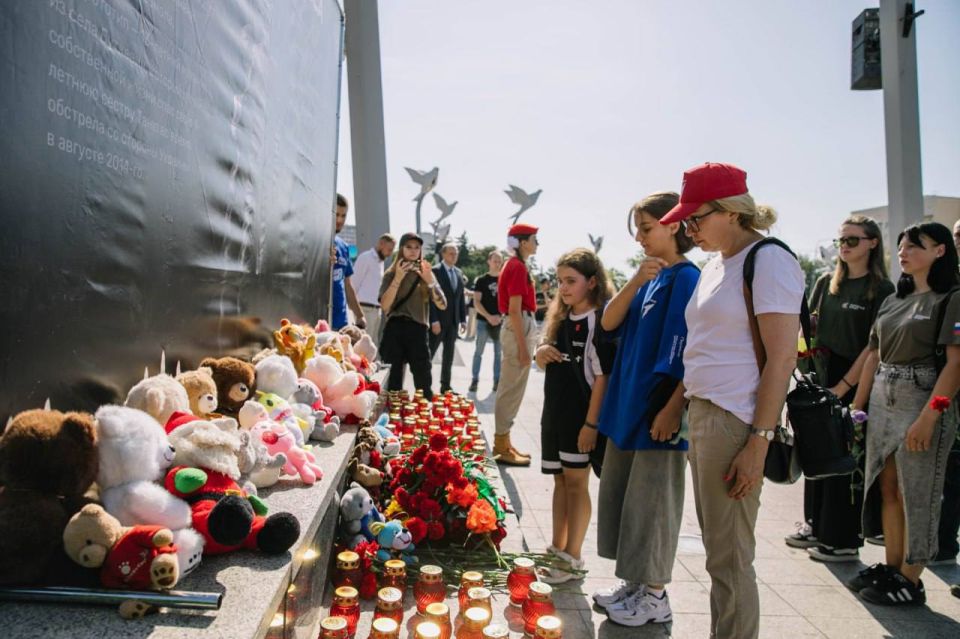 В Мариуполе минутой молчания почтили память всех детей, погибших от агрессии ВСУ В Мариуполе минутой молчания почтили память всех детей, погибших от агрессии ВСУ