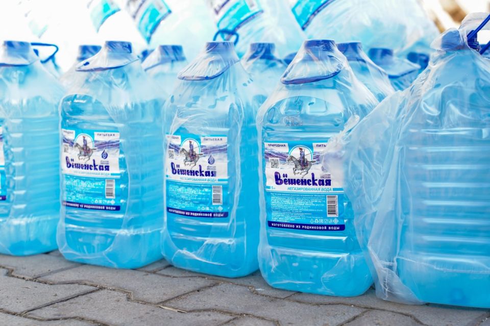 Волонтеры доставили 2 тонны питьевой воды в Донецкую больницу и приют для животных, где не было подачи воды несколько дней