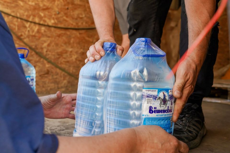 Волонтеры доставили 2 тонны питьевой воды в Донецкую больницу и приют для животных, где не было подачи воды несколько дней Волонтеры доставили 2 тонны питьевой воды в Донецкую больницу и приют для животных, где не было подачи воды несколько дней