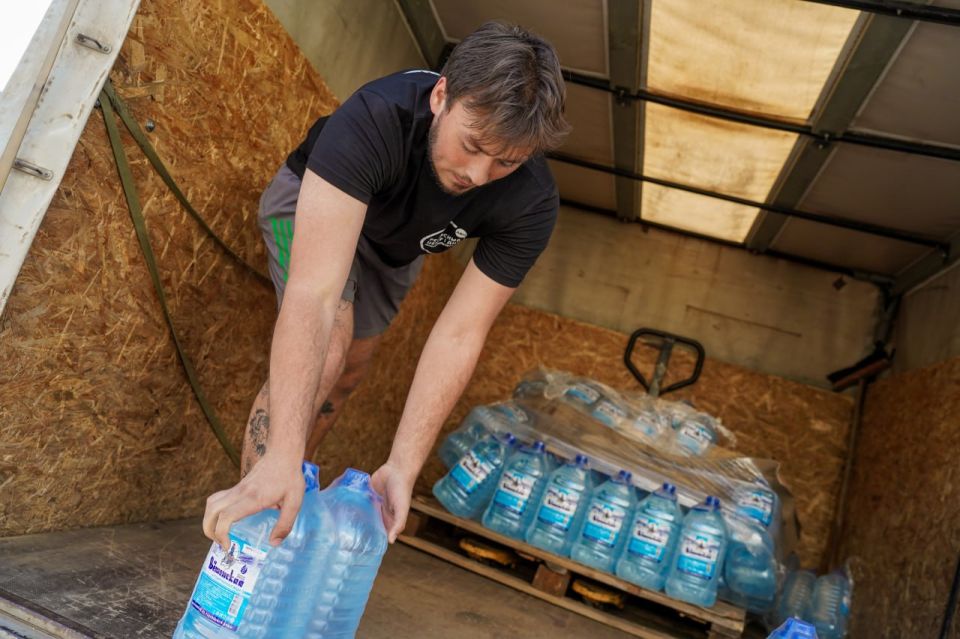 Волонтеры доставили 2 тонны питьевой воды в Донецкую больницу и приют для животных, где не было подачи воды несколько дней Волонтеры доставили 2 тонны питьевой воды в Донецкую больницу и приют для животных, где не было подачи воды несколько дней