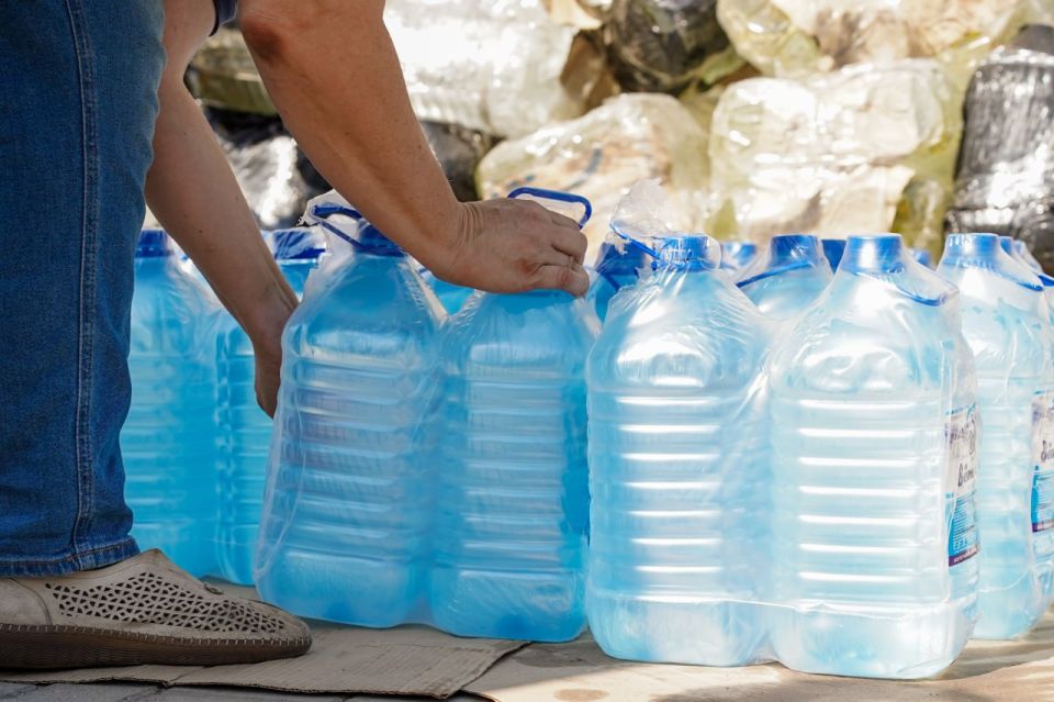 Волонтеры доставили 2 тонны питьевой воды в Донецкую больницу и приют для животных, где не было подачи воды несколько дней Волонтеры доставили 2 тонны питьевой воды в Донецкую больницу и приют для животных, где не было подачи воды несколько дней