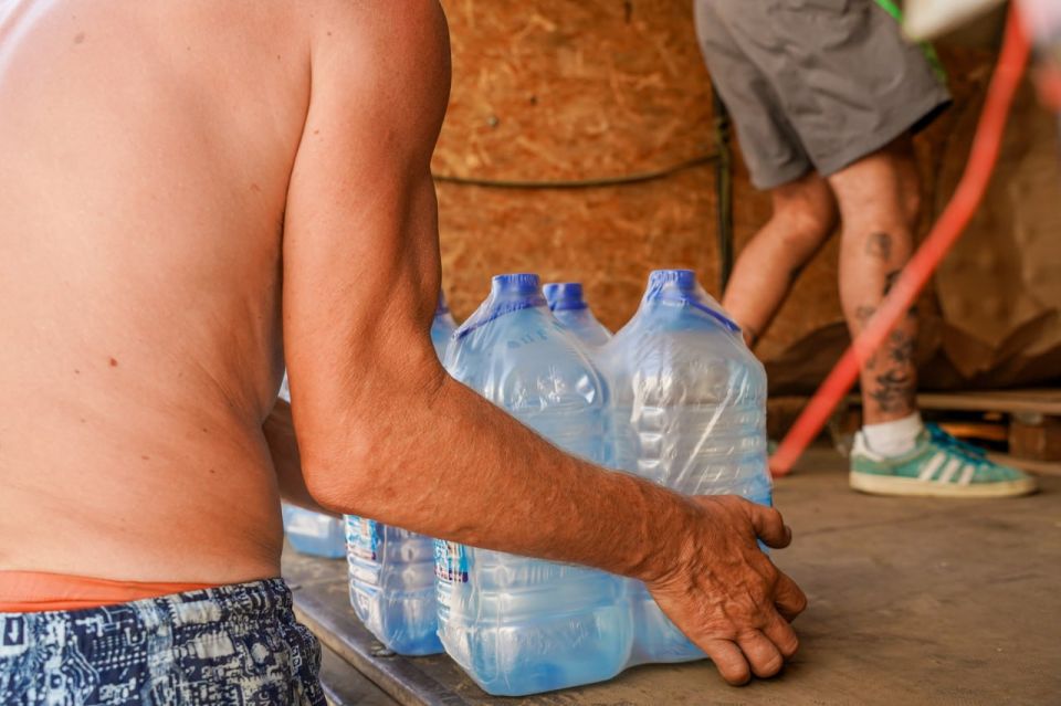 Волонтеры доставили 2 тонны питьевой воды в Донецкую больницу и приют для животных, где не было подачи воды несколько дней Волонтеры доставили 2 тонны питьевой воды в Донецкую больницу и приют для животных, где не было подачи воды несколько дней