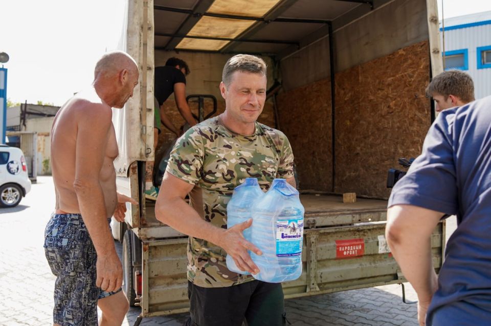 Волонтеры доставили 2 тонны питьевой воды в Донецкую больницу и приют для животных, где не было подачи воды несколько дней Волонтеры доставили 2 тонны питьевой воды в Донецкую больницу и приют для животных, где не было подачи воды несколько дней