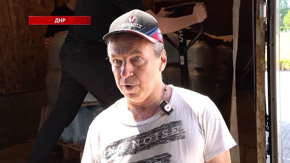 Москва помогает: столичные волонтеры передали в Донецк 12 тонн питьевой воды для нуждающихся