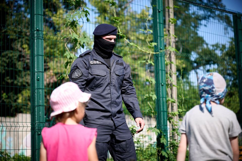 Росгвардейцы посетили детский центр в Горловке