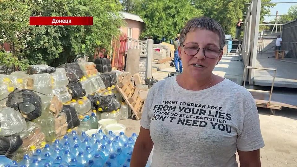 Волонтеры доставили 2 тонны питьевой воды в Донецкую больницу и приют для животных