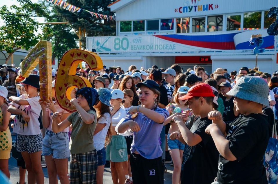Юные горловчане отдыхают на побережье Азовского моря при поддержке Кузбасса Юные горловчане отдыхают на побережье Азовского моря при поддержке Кузбасса