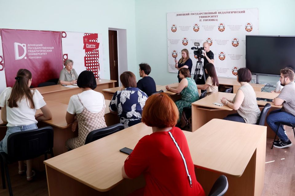 31 июля состоялась встреча с сотрудниками ДГПУ им. В. Шаталова г. Горловки эксперта Штаба по улучшению социального самочувствия в Донецкой Народной Республике Кочетовой Светланы Александровны, ректора Донецкого... 31 июля состоялась встреча с сотрудниками ДГПУ им. В. Шаталова г. Горловки эксперта Штаба по улучшению социального самочувствия в Донецкой Народной Республике Кочетовой Светланы Александровны, ректора Донецкого...