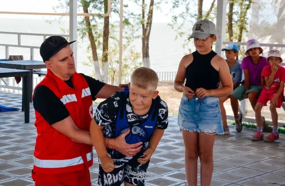 Юные горловчане отдыхают на побережье Азовского моря при поддержке Кузбасса Юные горловчане отдыхают на побережье Азовского моря при поддержке Кузбасса