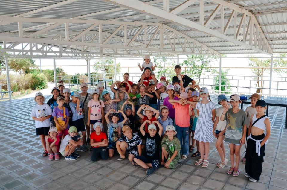 Юные горловчане отдыхают на побережье Азовского моря при поддержке Кузбасса Юные горловчане отдыхают на побережье Азовского моря при поддержке Кузбасса