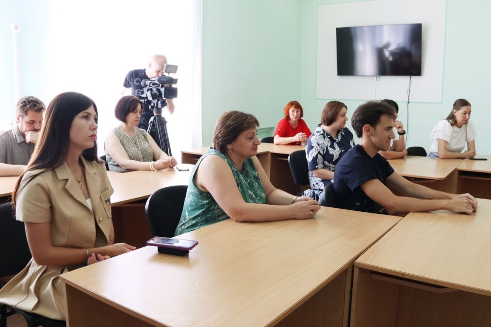 31 июля состоялась встреча с сотрудниками ДГПУ им. В. Шаталова г. Горловки эксперта Штаба по улучшению социального самочувствия в Донецкой Народной Республике Кочетовой Светланы Александровны, ректора Донецкого...