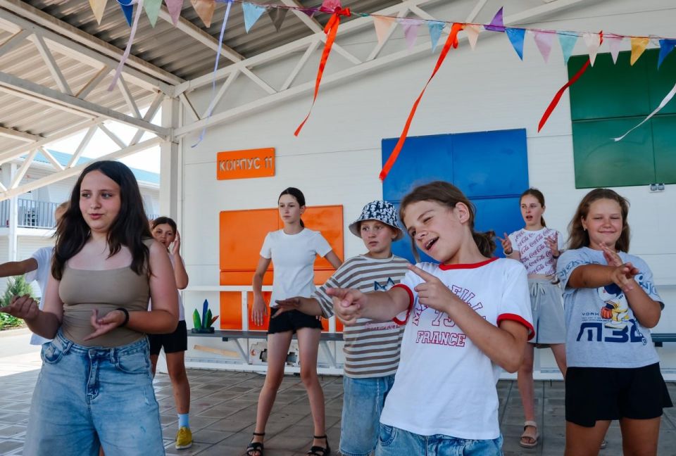 Юные горловчане отдыхают на побережье Азовского моря при поддержке Кузбасса Юные горловчане отдыхают на побережье Азовского моря при поддержке Кузбасса