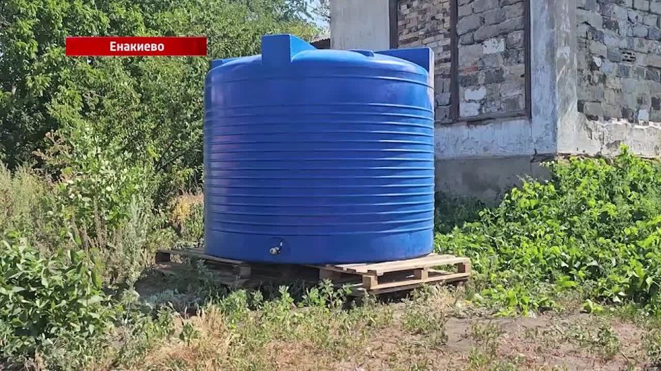 В Енакиево производится установка емкостей для подвоза воды