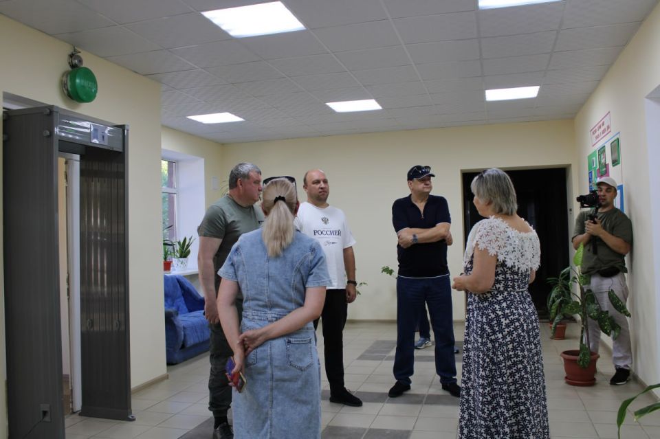 Иван Приходько: В рамках рабочего визита в Горловку совместно с Министром внутренней политики Тульской области Дмитрием Олеговичем Ярцевым и российским государственным деятелем, главой администрации города Тулы Ильей Ильичом...