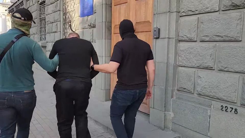 ФСБ России в г. Севастополе пресечена противоправная деятельность гражданина РФ, подозреваемого в государственной измене