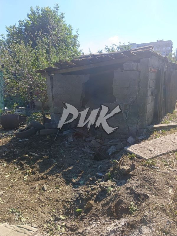 Иван Приходько: Последствия атаки дрона украинских нацистов по одному из домов в жилом массиве «Комсомолец» (Никитовский район Горловки) Иван Приходько: Последствия атаки дрона украинских нацистов по одному из домов в жилом массиве «Комсомолец» (Никитовский район Горловки)