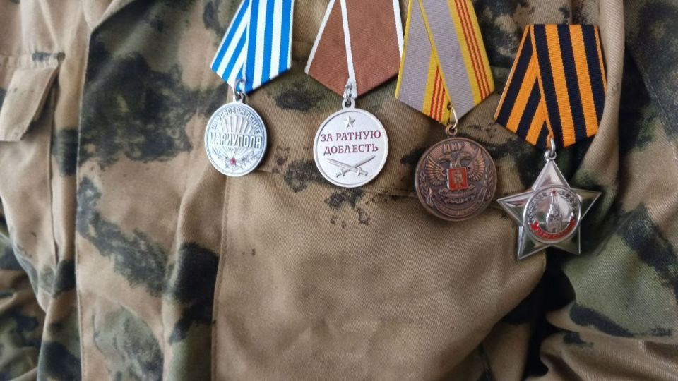 Юнармеец ВПК «КОРСА» имени Героя РФ, Героя ДНР О. С. Качуры г. Горловки, ветеран боевых действий, участник СВО, в рамках патриотической акции «Есть такая профессия – Родину защищать» провел беседу с юнармейцами ВПК «Амазонки» Юнармеец ВПК «КОРСА» имени Героя РФ, Героя ДНР О. С. Качуры г. Горловки, ветеран боевых действий, участник СВО, в рамках патриотической акции «Есть такая профессия – Родину защищать» провел беседу с юнармейцами ВПК «Амазонки»