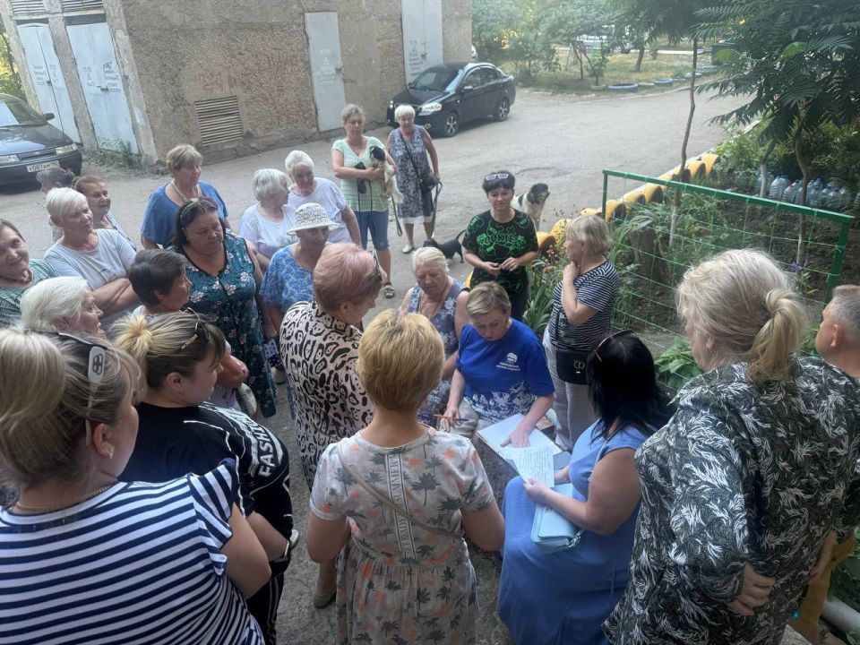 В Горловке в рамках партийной инициативы «Управдом», реализуемой партией «Единая Россия», ведется активное избрание старших по домам В Горловке в рамках партийной инициативы «Управдом», реализуемой партией «Единая Россия», ведется активное избрание старших по домам