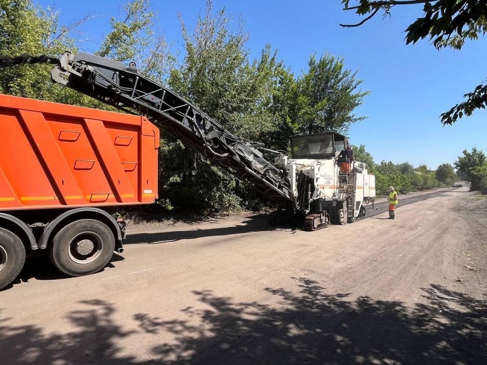 Благоустройство Горловки продолжается при поддержке техники из Кузбасса Благоустройство Горловки продолжается при поддержке техники из Кузбасса