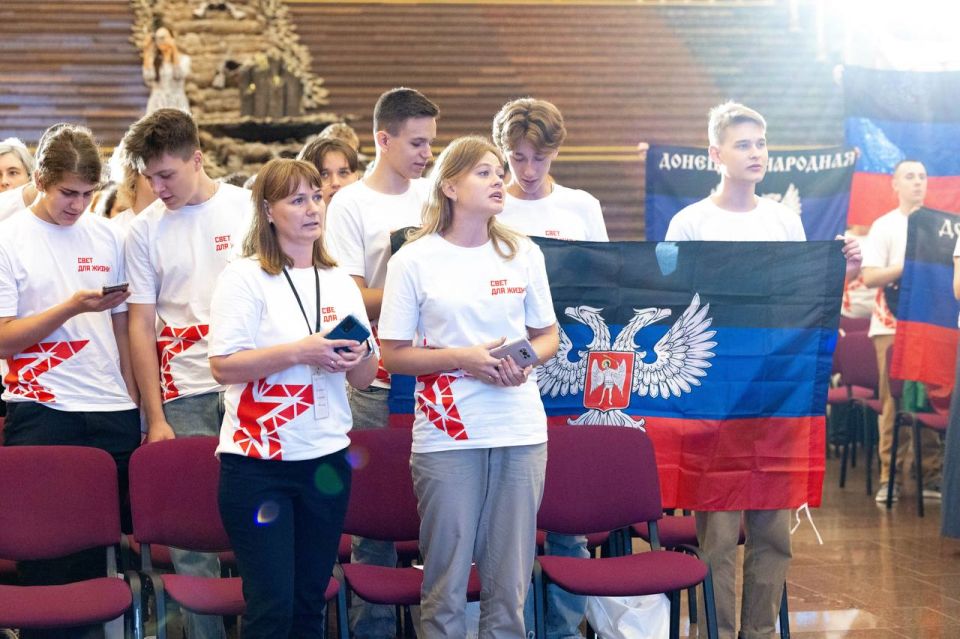 Дважды победители: Минэнерго России организовало патриотическую экскурсию для школьников из Горловки Дважды победители: Минэнерго России организовало патриотическую экскурсию для школьников из Горловки