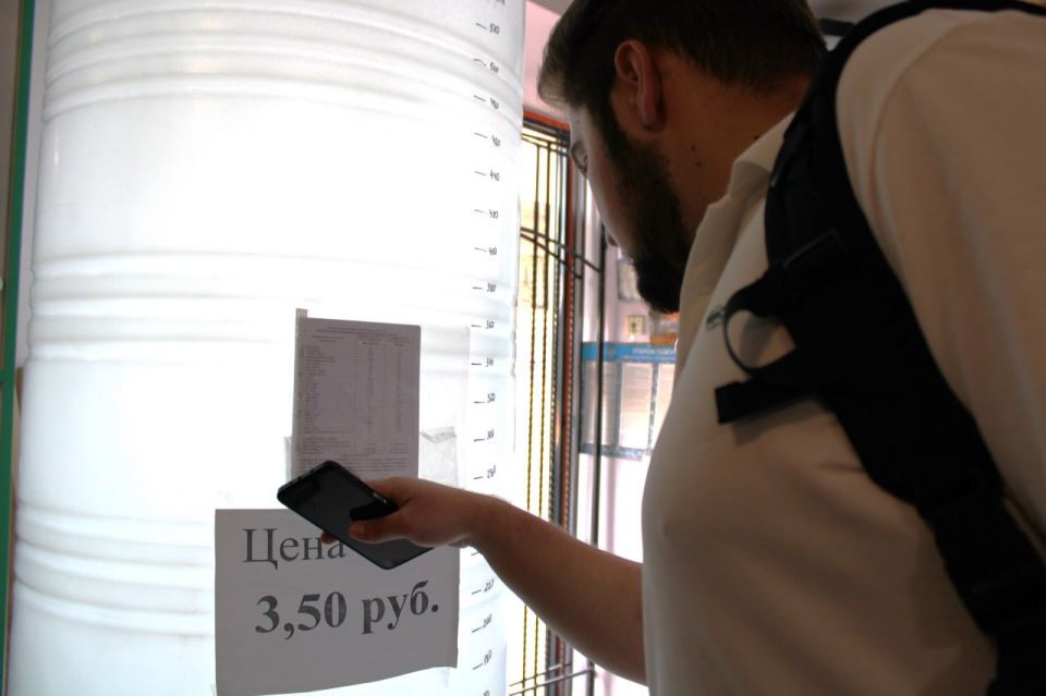 Иван Приходько: Активисты Народного контроля проверили ряд магазинов Горловки на предмет наличия в продаже разливной воды и соблюдение цен на нее Иван Приходько: Активисты Народного контроля проверили ряд магазинов Горловки на предмет наличия в продаже разливной воды и соблюдение цен на нее