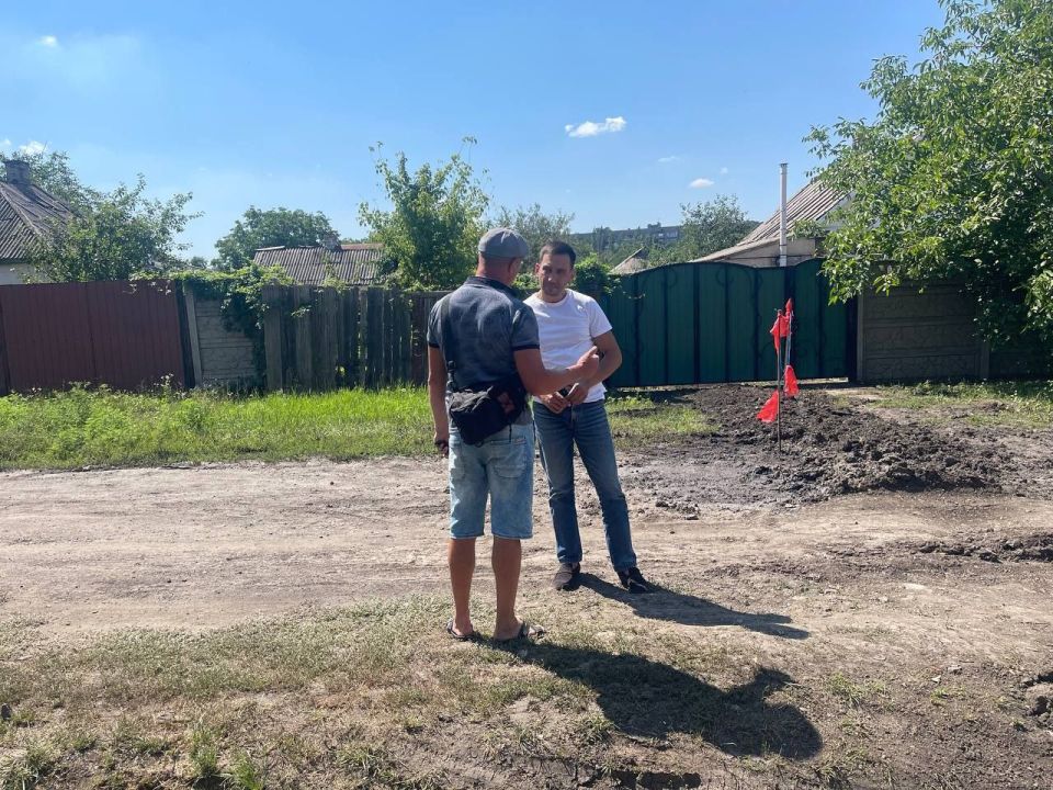 Денис Машков: По поручению Главы ДНР, секретаря Донецкого регионального отделения «Единой России» Дениса Пушилина, мы с коллегами, продолжаем выезжать по обращениям граждан и контролировать устранение порывов сетей... Денис Машков: По поручению Главы ДНР, секретаря Донецкого регионального отделения «Единой России» Дениса Пушилина, мы с коллегами, продолжаем выезжать по обращениям граждан и контролировать устранение порывов сетей...