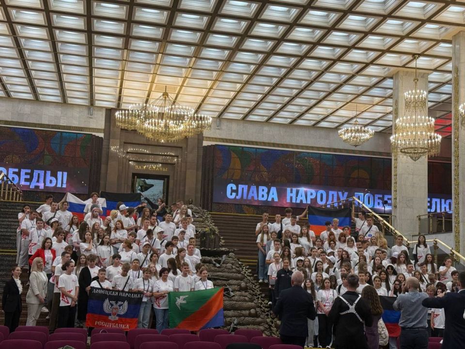 Иван Приходько: По приглашению Министра энергетики Российской Федерации Сергея Евгеньевича Цивилева и при поддержке Музея Победы, 150 юных горловчан от 13 до 17 лет принимают участие в трёхдневной экскурсионной программе «По...