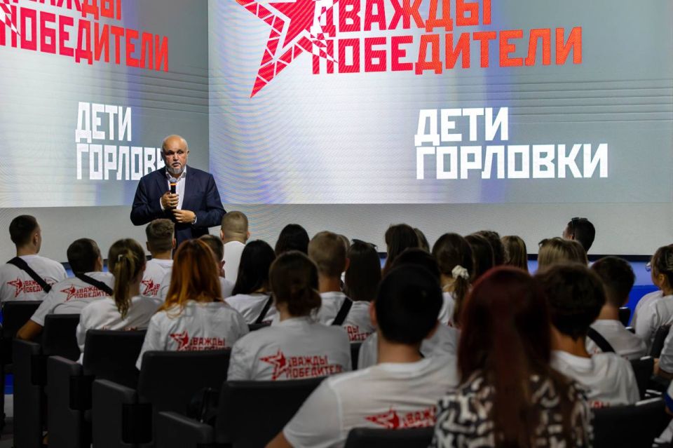 Сергей Цивилев встретился со школьниками из Донецкой народной республики