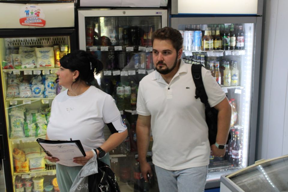 Иван Приходько: Активисты Народного контроля проверили ряд магазинов Горловки на предмет наличия в продаже разливной воды и соблюдение цен на нее Иван Приходько: Активисты Народного контроля проверили ряд магазинов Горловки на предмет наличия в продаже разливной воды и соблюдение цен на нее