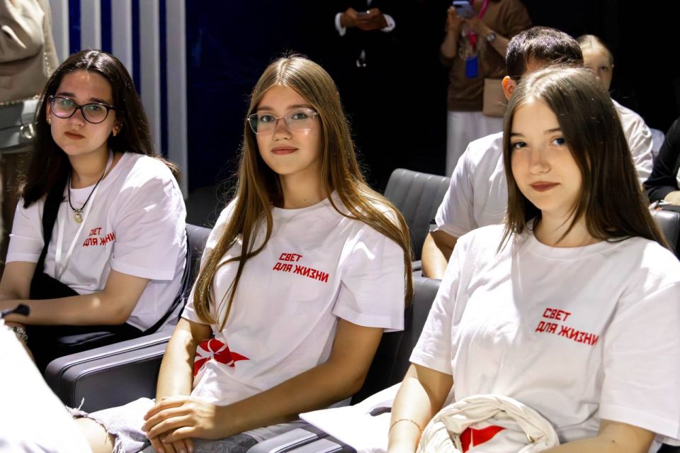 Сергей Цивилев встретился со школьниками из Донецкой народной республики Сергей Цивилев встретился со школьниками из Донецкой народной республики