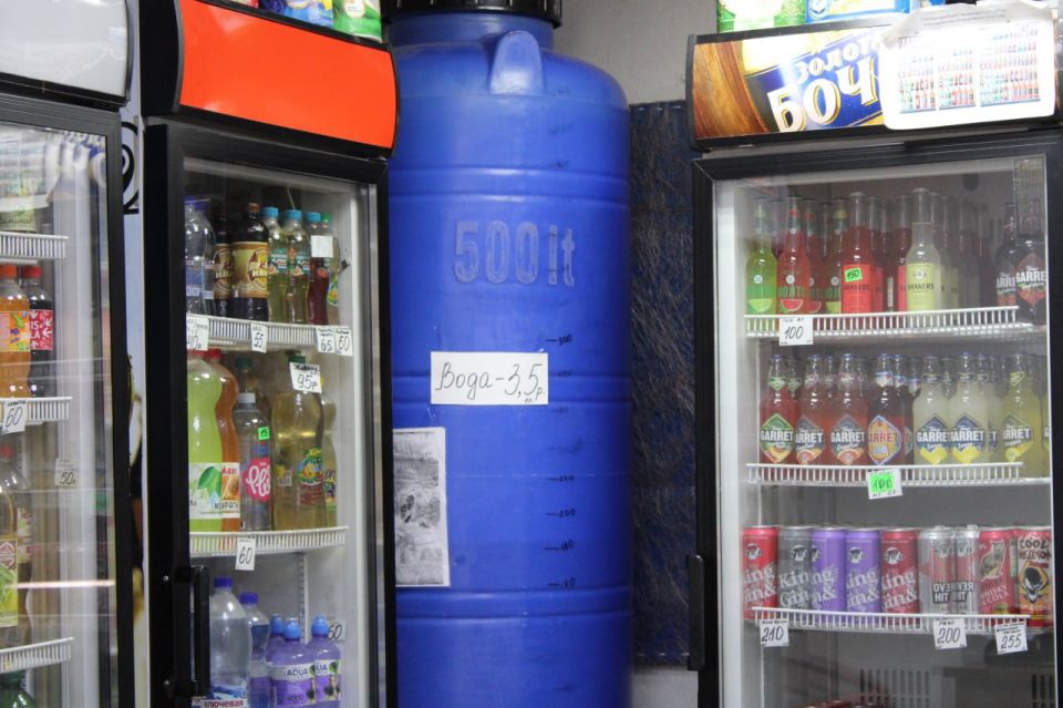 Роман Конев: Активисты Народного контроля проверили ряд магазинов Горловки на предмет наличия в продаже разливной воды и соблюдение цен на нее Роман Конев: Активисты Народного контроля проверили ряд магазинов Горловки на предмет наличия в продаже разливной воды и соблюдение цен на нее