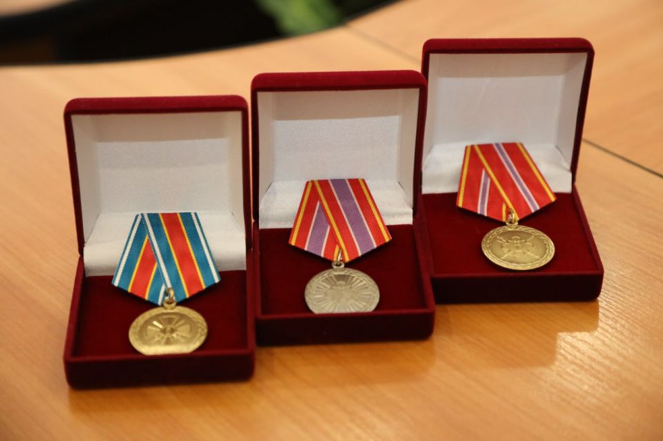 Помог жительнице Горловки при обстреле: водитель пожарной машины ИК-6 награжден медалью