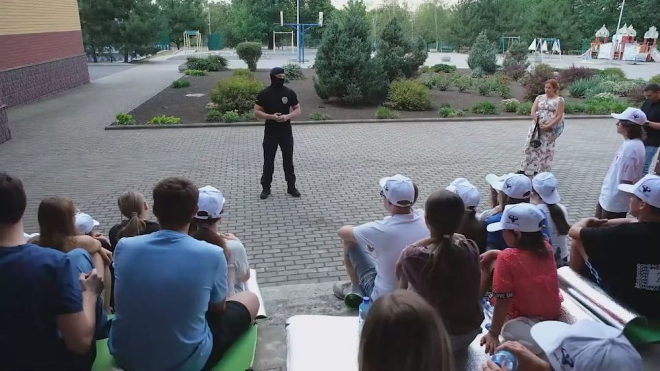 Сотрудники Росгвардии провели зарядку с молодежью Донецкой Народной Республики