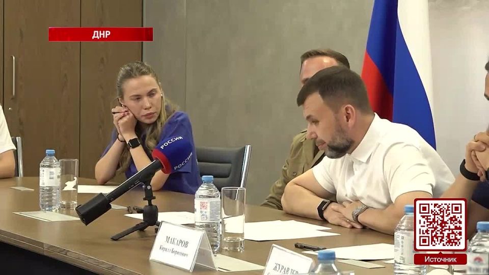 Денис Пушилин встретился с волонтёрами, которые занимаются доставкой технической и питьевой воды