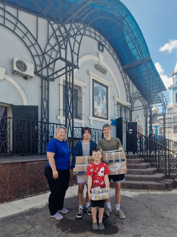 В Горловке продолжается сотрудничество во имя добра: гуманитарная помощь от волонтёров Санкт-Петербурга передана Храму Рождества Пресвятой Богородицы