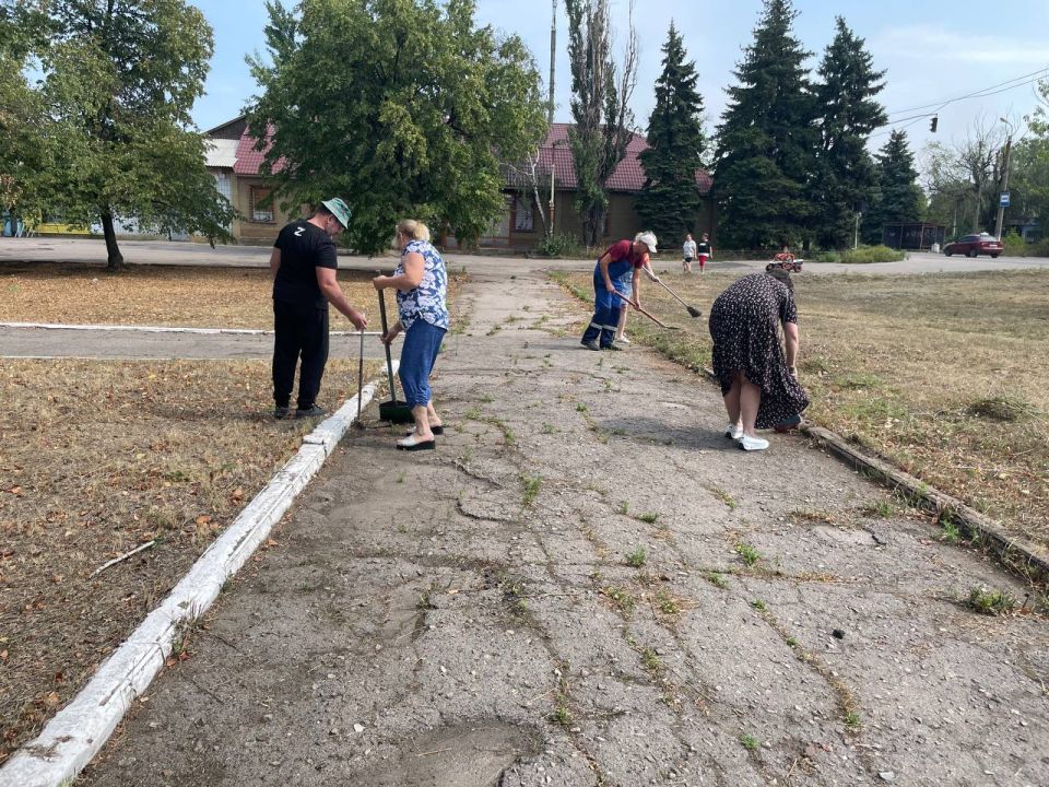 Партийцы Единой России Калининского района Горловки поддерживают масштабный всероссийский партийный проект «Единой России» «Городская среда» Партийцы Единой России Калининского района Горловки поддерживают масштабный всероссийский партийный проект «Единой России» «Городская среда»